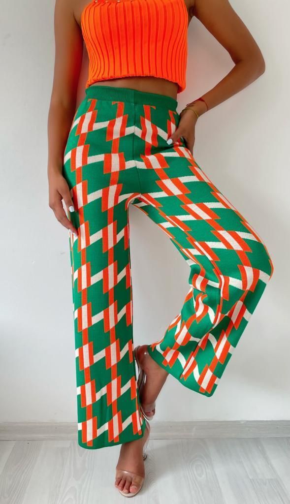 A wholesale clothing model wears Knitwear Pants - Dark Green, Turkish wholesale Pants of MyBee