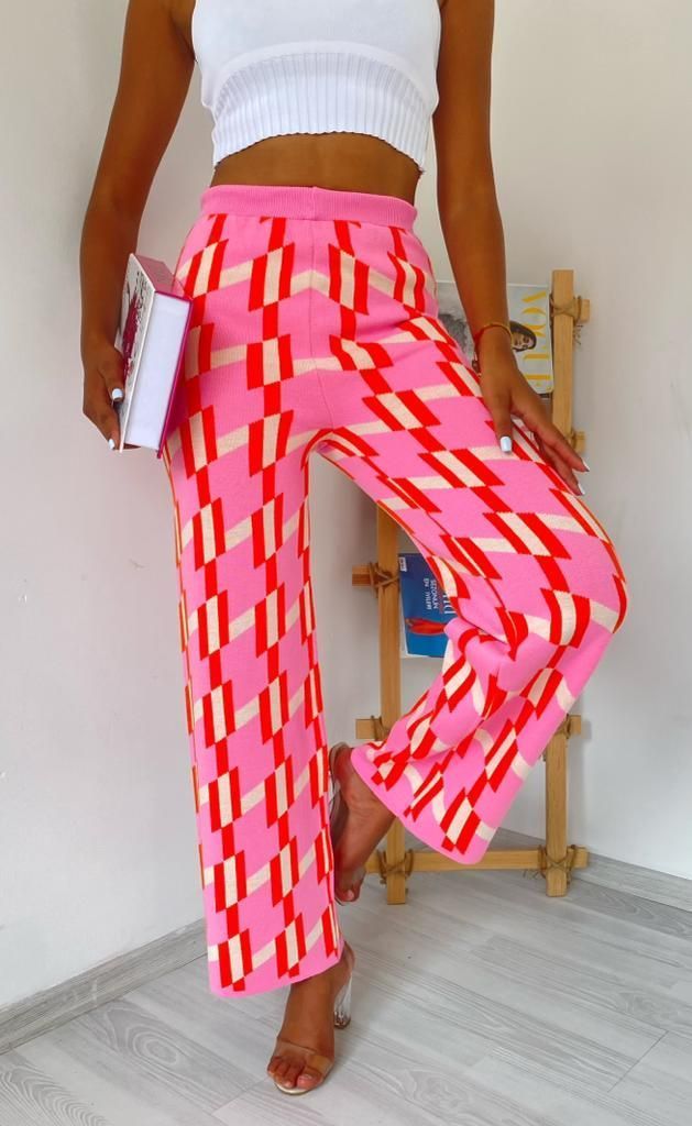 A model wears 39442 - Knitwear Pants - Pink, wholesale Pants of MyBee to display at Lonca