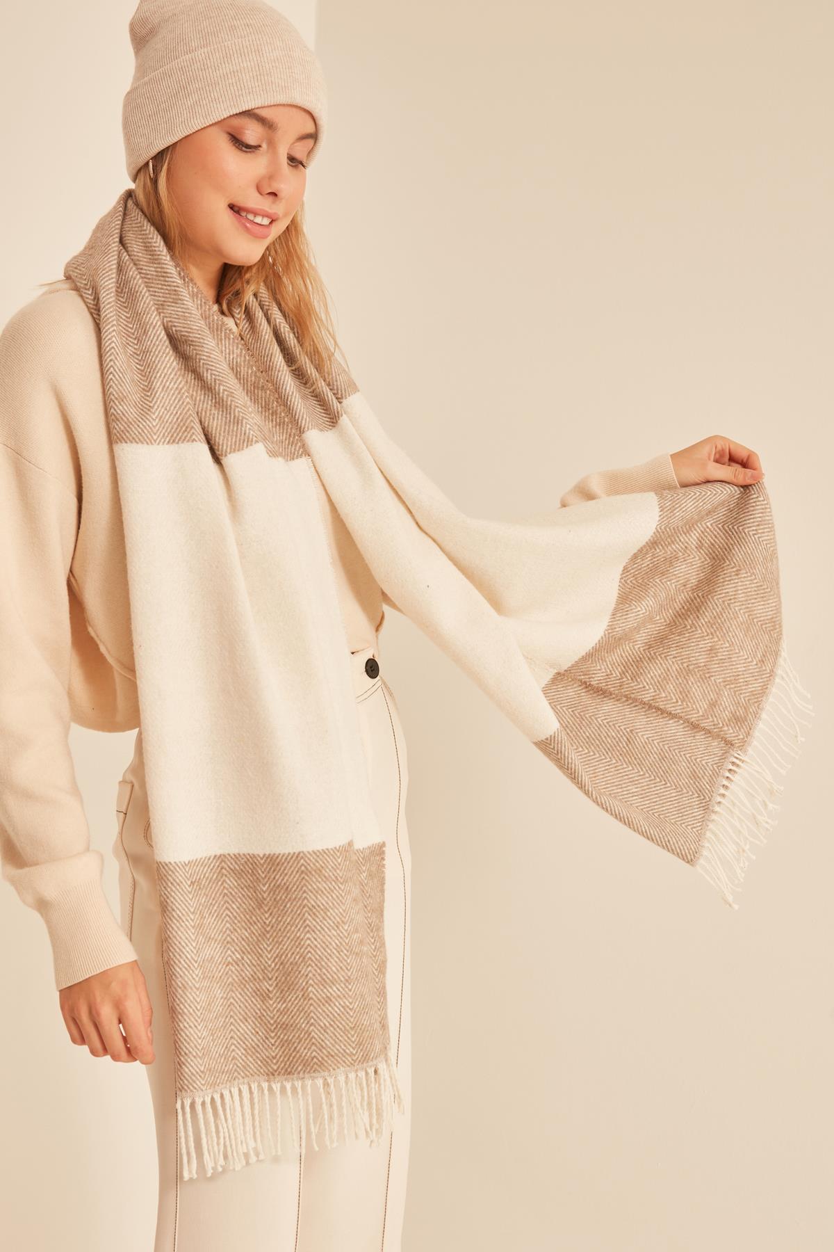A model wears NSV10841 - Soft Textured Herringbone Pattern -ecru Thick Shoulder Shawl - Beige, wholesale Shawl of Nesvay to display at Lonca