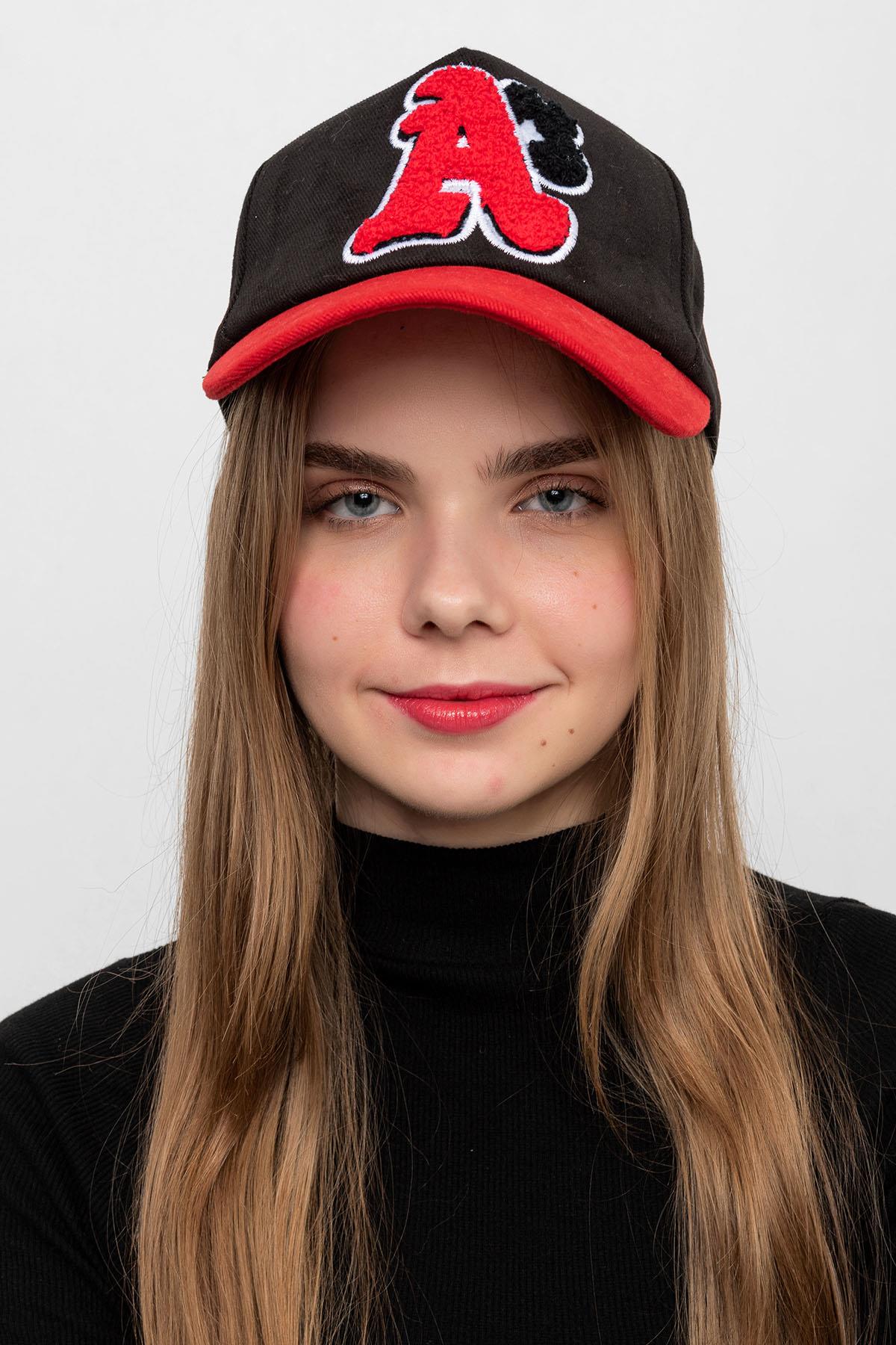 A model wears NSV11101 - Red Cap With A Crest - Black, wholesale Hat of Nesvay to display at Lonca