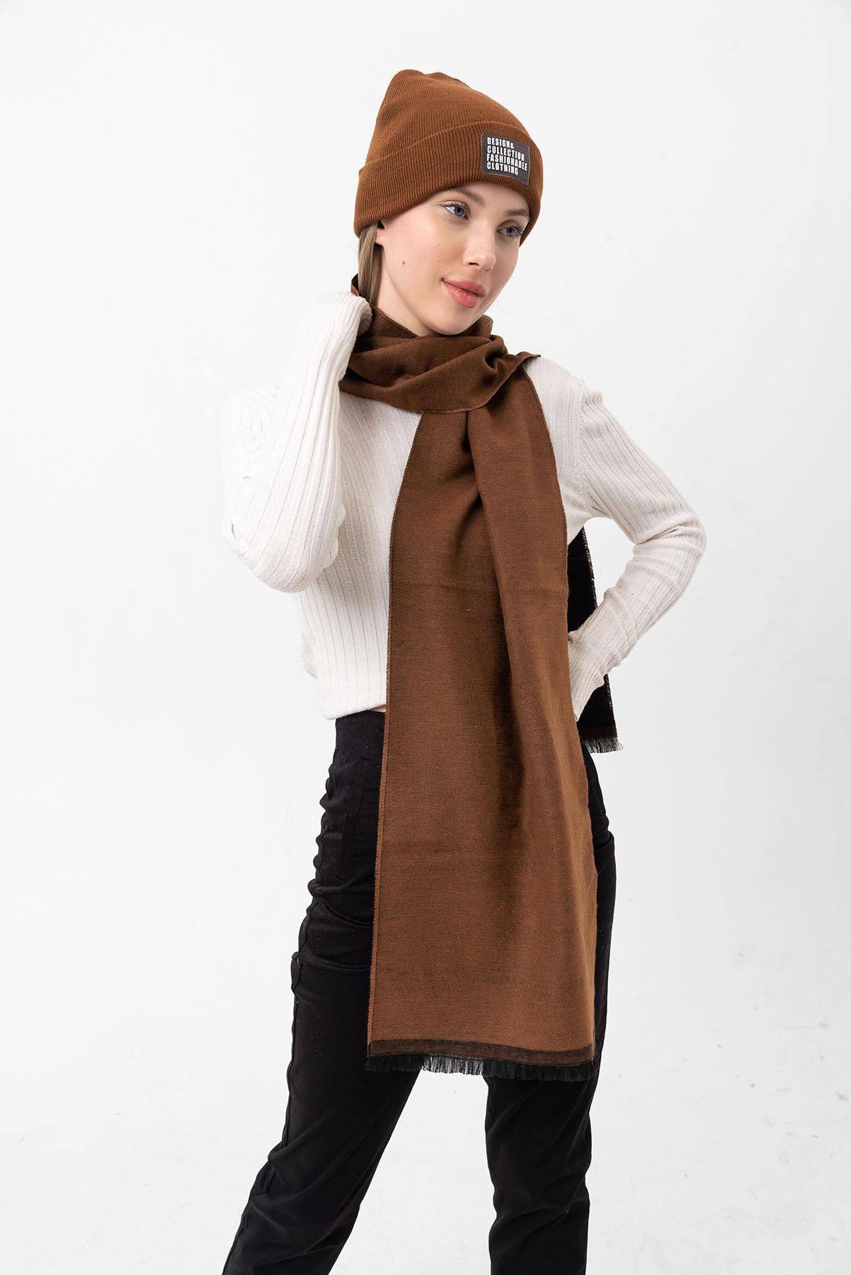 A model wears NSV11127 - Double Sided Black Cashmere Scarf - Camel, wholesale Shawl of Nesvay to display at Lonca