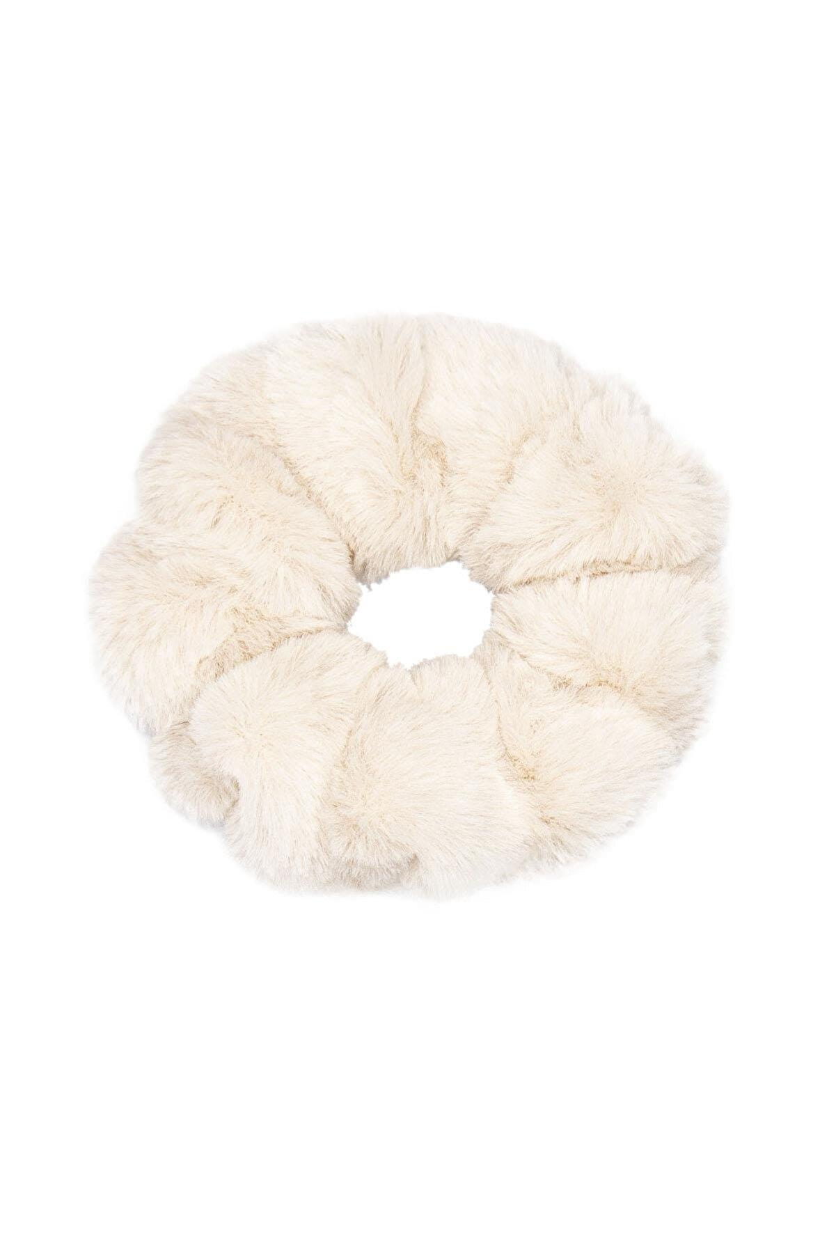 A model wears NSV11156 - Plush Buckle - Beige, wholesale Hairclip of Nesvay to display at Lonca