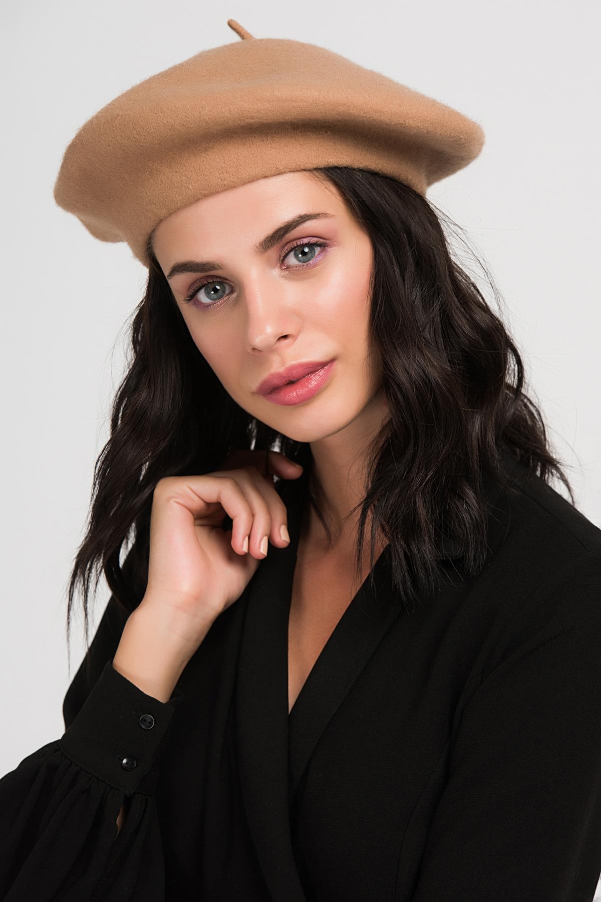 A model wears NSV11171 - Painter Beret - Mink, wholesale Beret of Nesvay to display at Lonca
