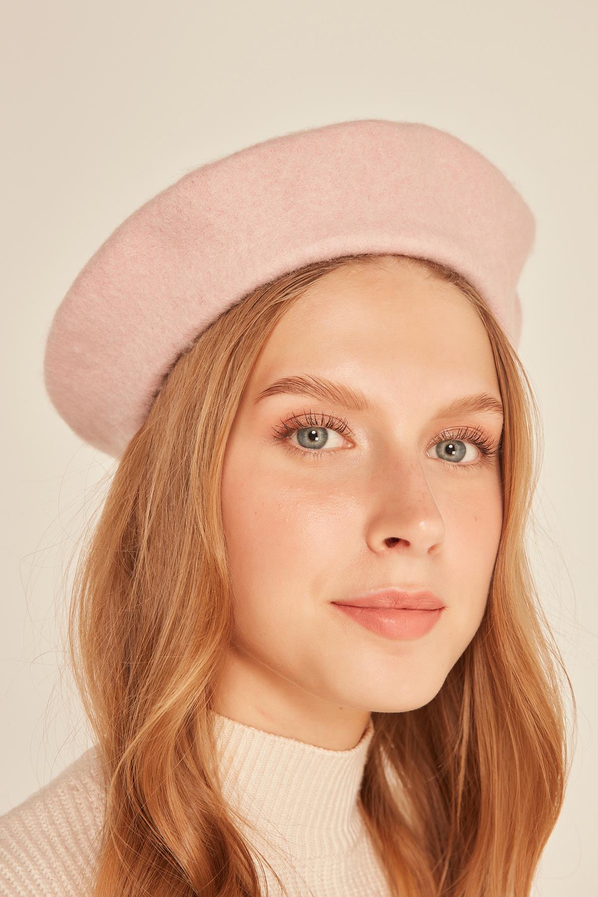 A model wears NSV11197 - Wool Painter Beret - Powder, wholesale Beret of Nesvay to display at Lonca
