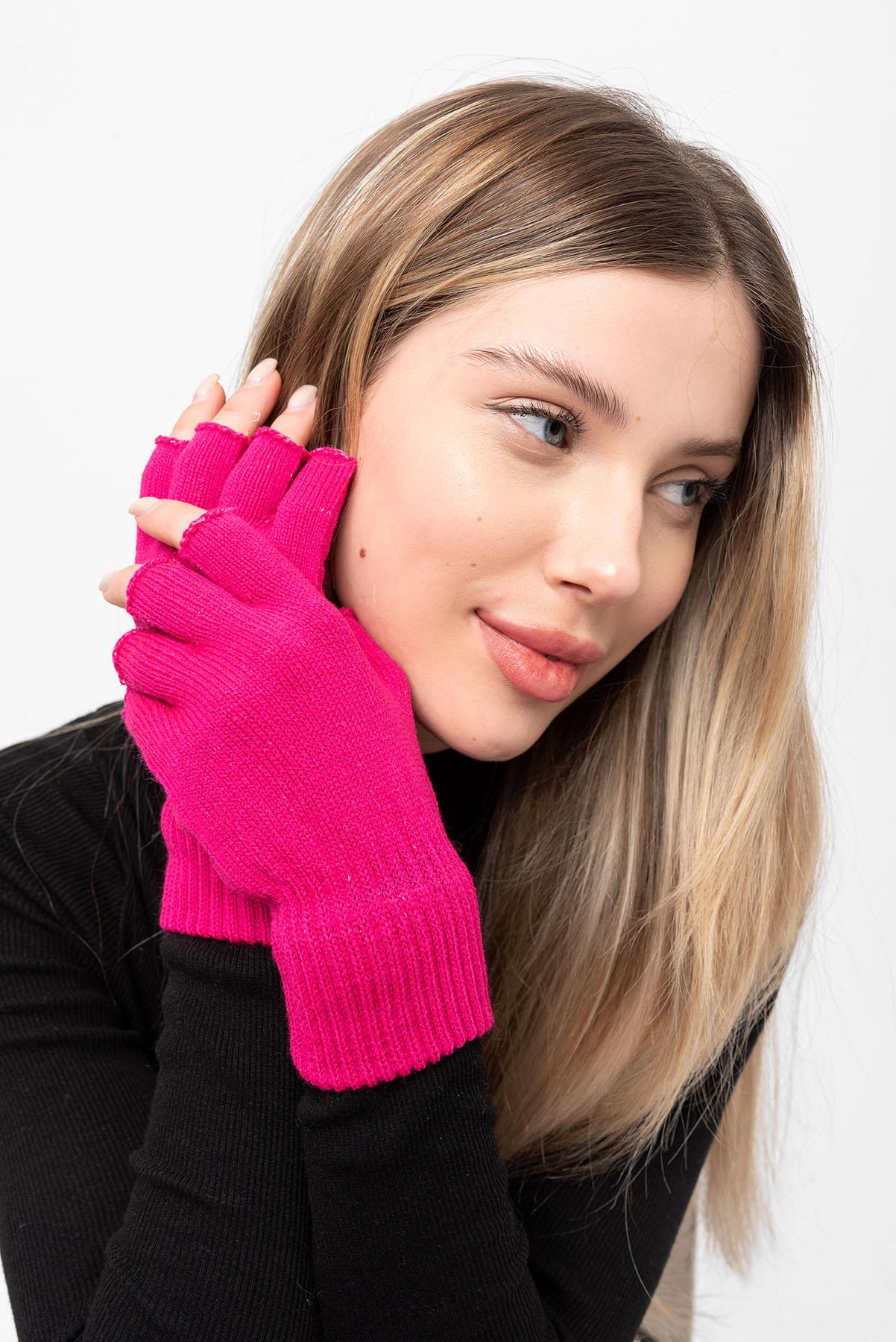 A model wears NSV11222 - Cut Knitwear Gloves - Fuchsia, wholesale Glove of Nesvay to display at Lonca