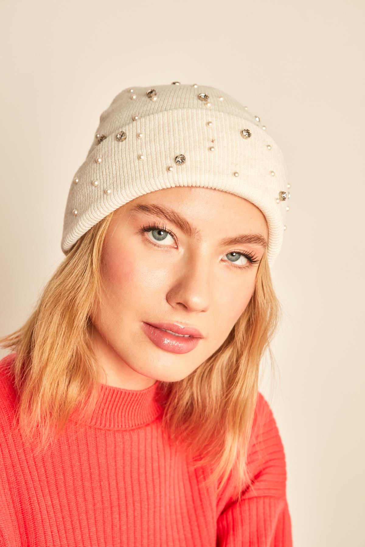 A model wears NSV11225 - Beret With Pearls - Bone, wholesale Beret of Nesvay to display at Lonca