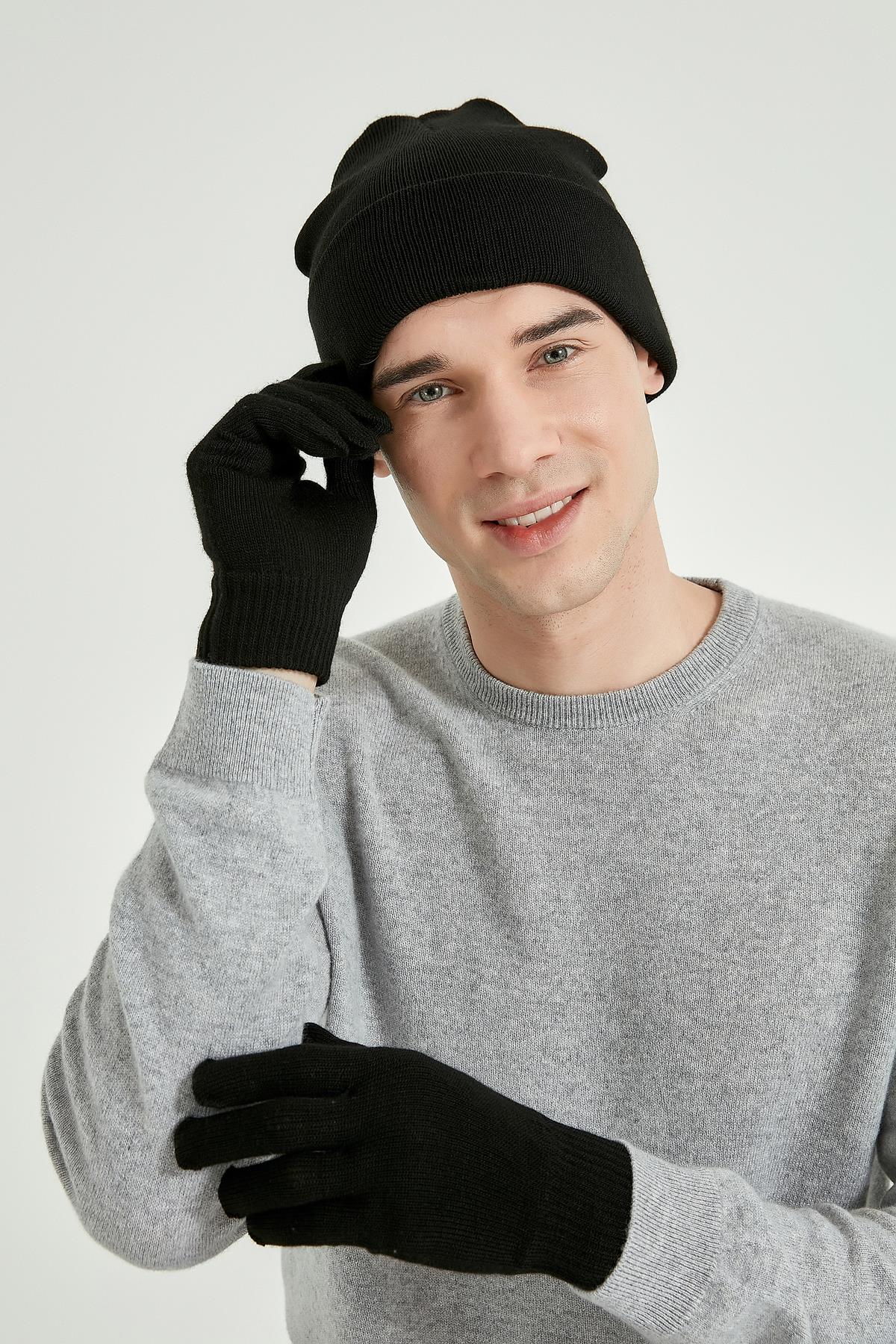 A model wears NSV11226 - Beret Gloves Set Of 2 - Black, wholesale Glove of Nesvay to display at Lonca
