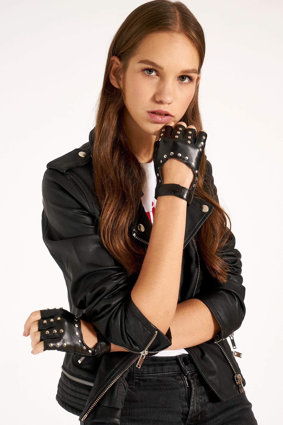 A model wears NSV11234 - Cut-Troque Leather Gloves - Black, wholesale Glove of Nesvay to display at Lonca