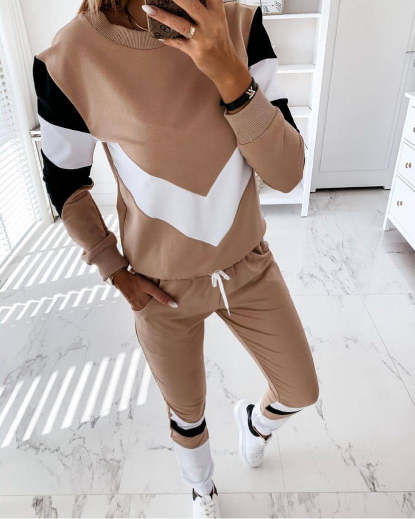A wholesale clothing model wears Two Yarn Fabric Double Suit, Turkish wholesale Suit of Polo Bonetta