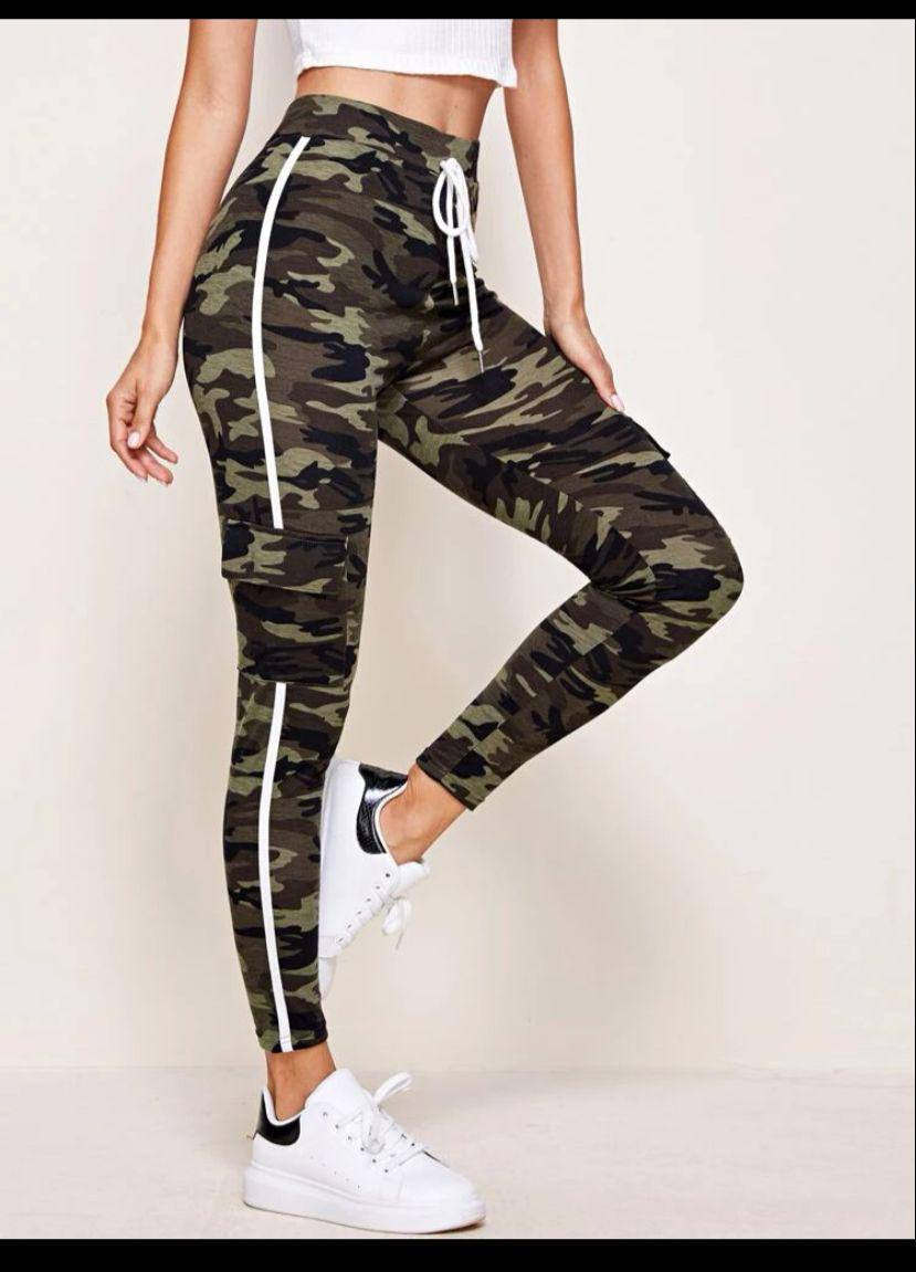 A wholesale clothing model wears Cargo Pocket Front Lace Camouflage Trousers, Turkish wholesale Pants of Polo Bonetta