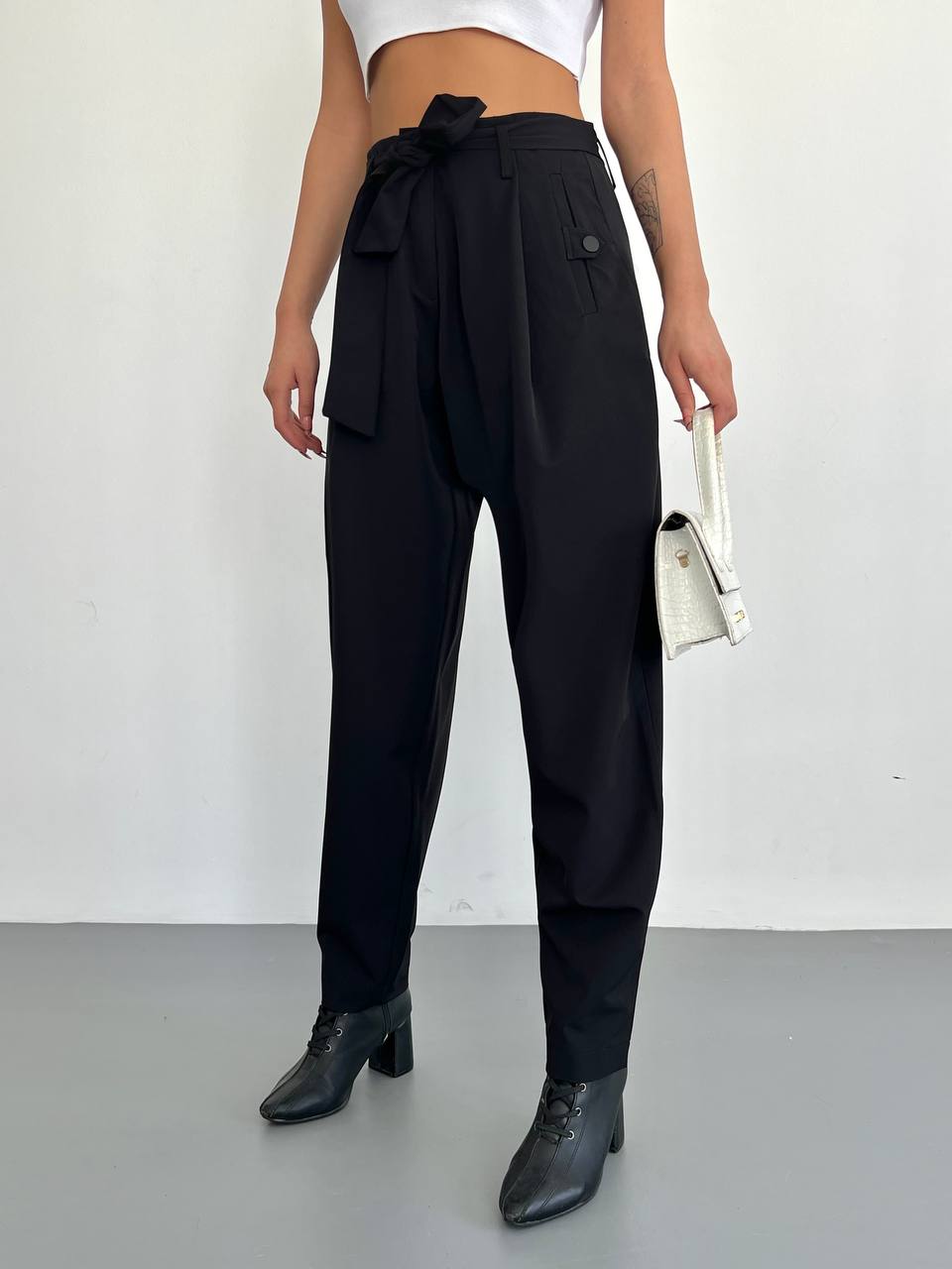 A wholesale clothing model wears qes10006-belted-trousers-black, Turkish wholesale Pants of Qesto Fashion