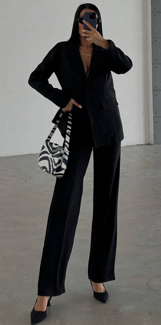 A wholesale clothing model wears Suit - Black, Turkish wholesale Suit of Qesto Fashion