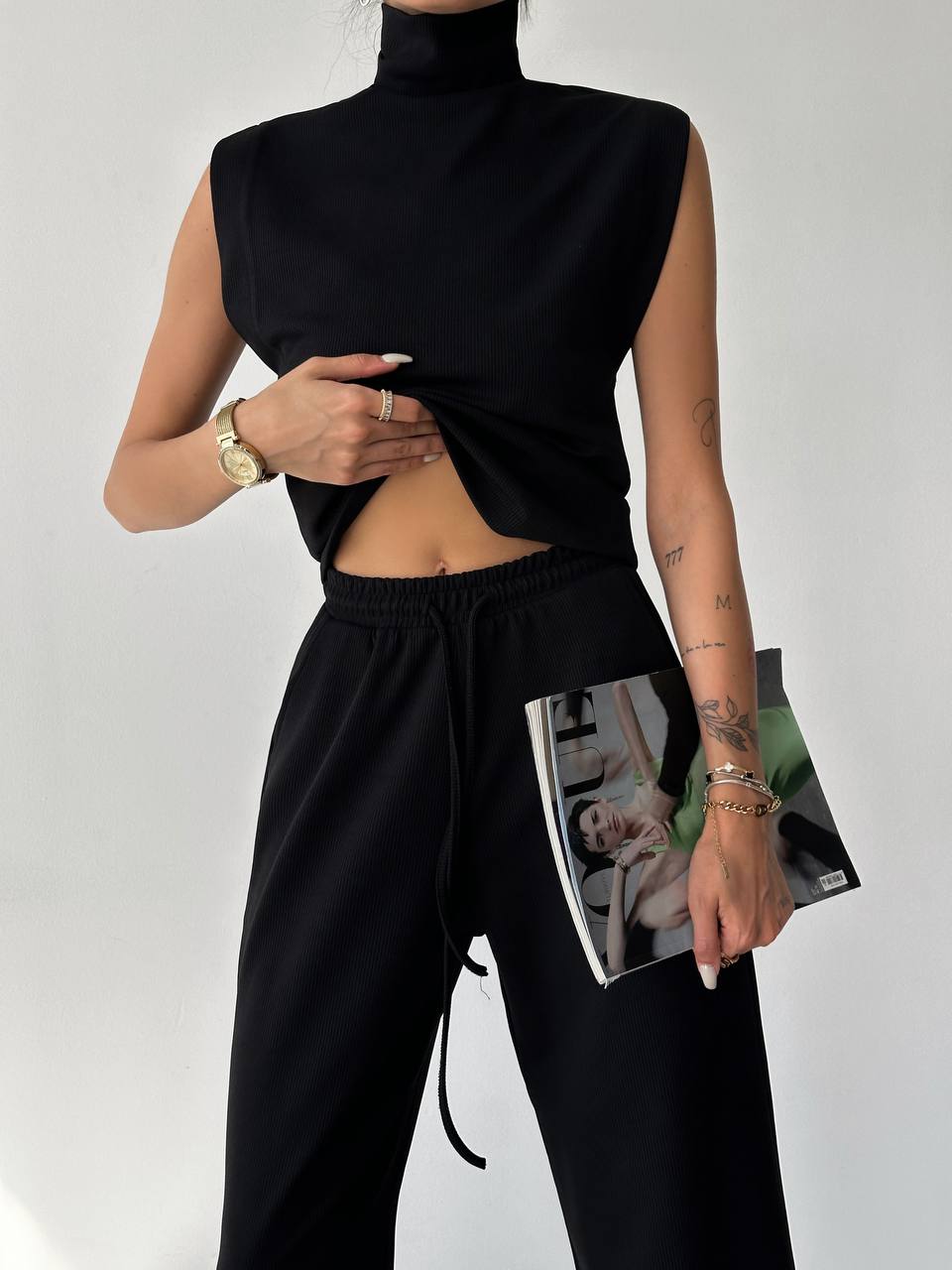 A wholesale clothing model wears Black, Turkish wholesale Suit of Qesto Fashion
