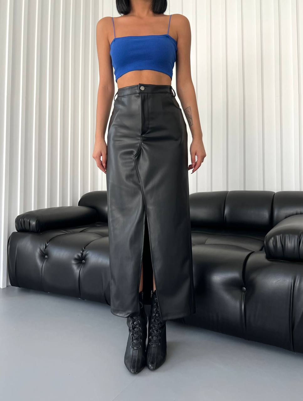 A wholesale clothing model wears Leather Skirt - Black, Turkish wholesale Skirt of Qesto Fashion