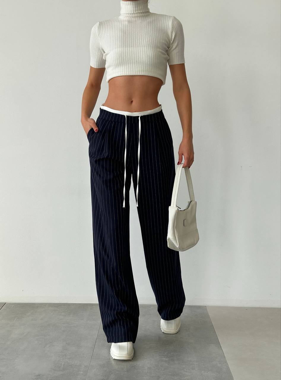 A wholesale clothing model wears Striped Trousers - Black, Turkish wholesale Pants of Qesto Fashion