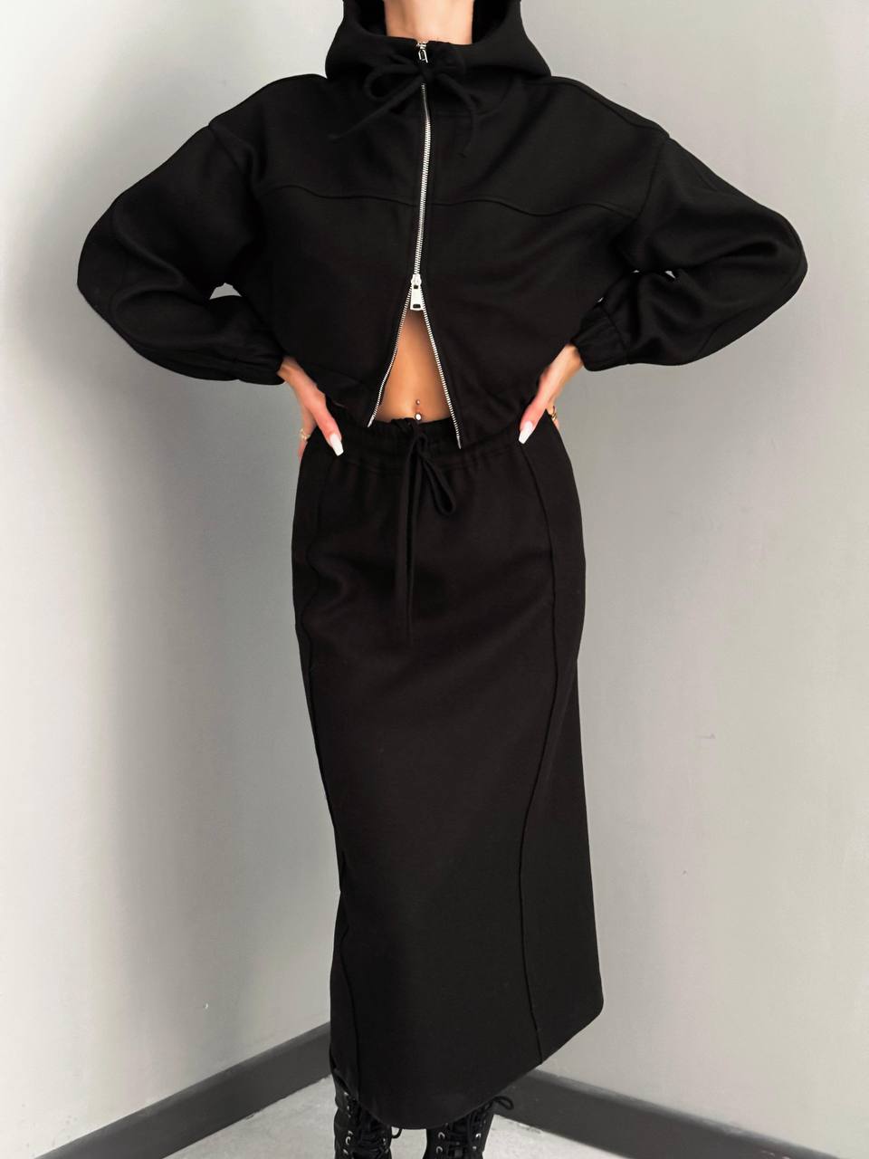A wholesale clothing model wears Stamp Set - Black, Turkish wholesale Suit of Qesto Fashion