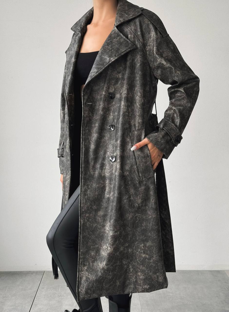 A wholesale clothing model wears Lined Long Leather Trench Coat - Black, Turkish wholesale Trenchcoat of Qesto Fashion