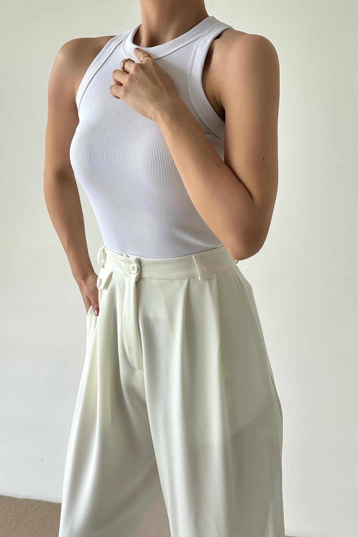A wholesale clothing model wears ATHLETE - White, Turkish wholesale Undershirt of Qustyle