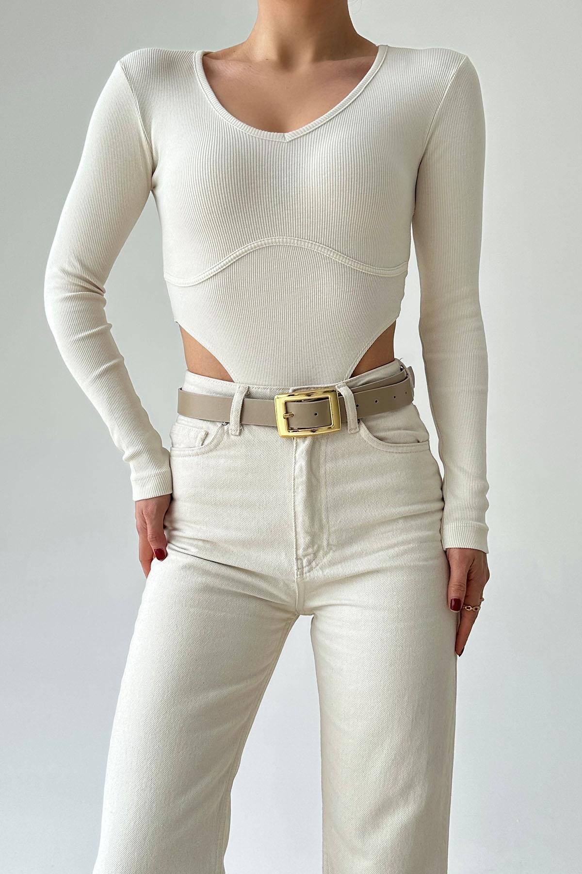 A wholesale clothing model wears Ribbed V-Neck Bodysuit - Cream, Turkish wholesale Bodysuit of Qustyle