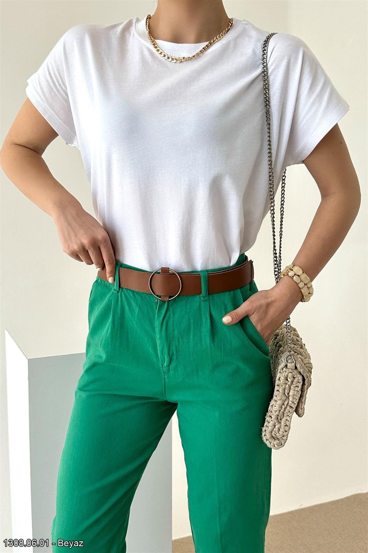 A wholesale clothing model wears Crew Neck Plain T Shirt - White, Turkish wholesale Tshirt of Qustyle