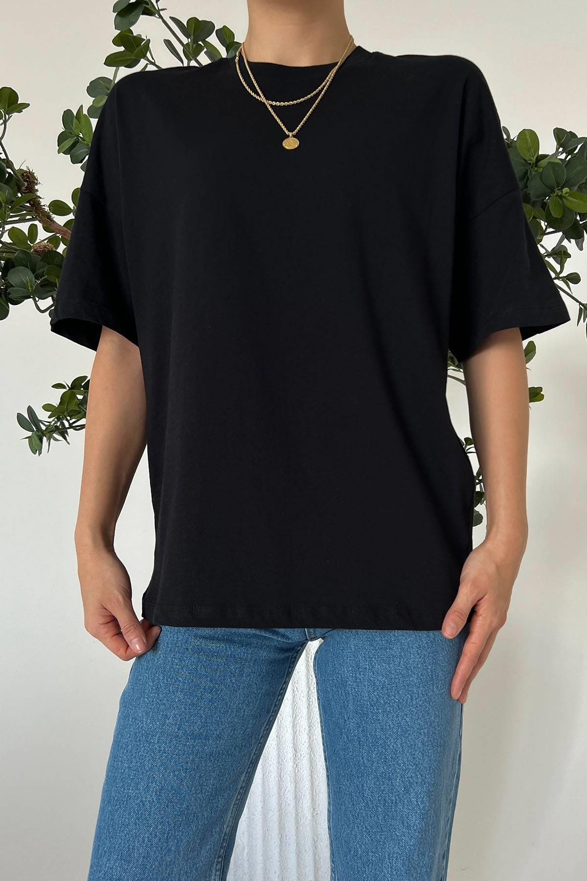 A wholesale clothing model wears Buttoned Collar Tshirt - Black, Turkish wholesale Tshirt of Qustyle