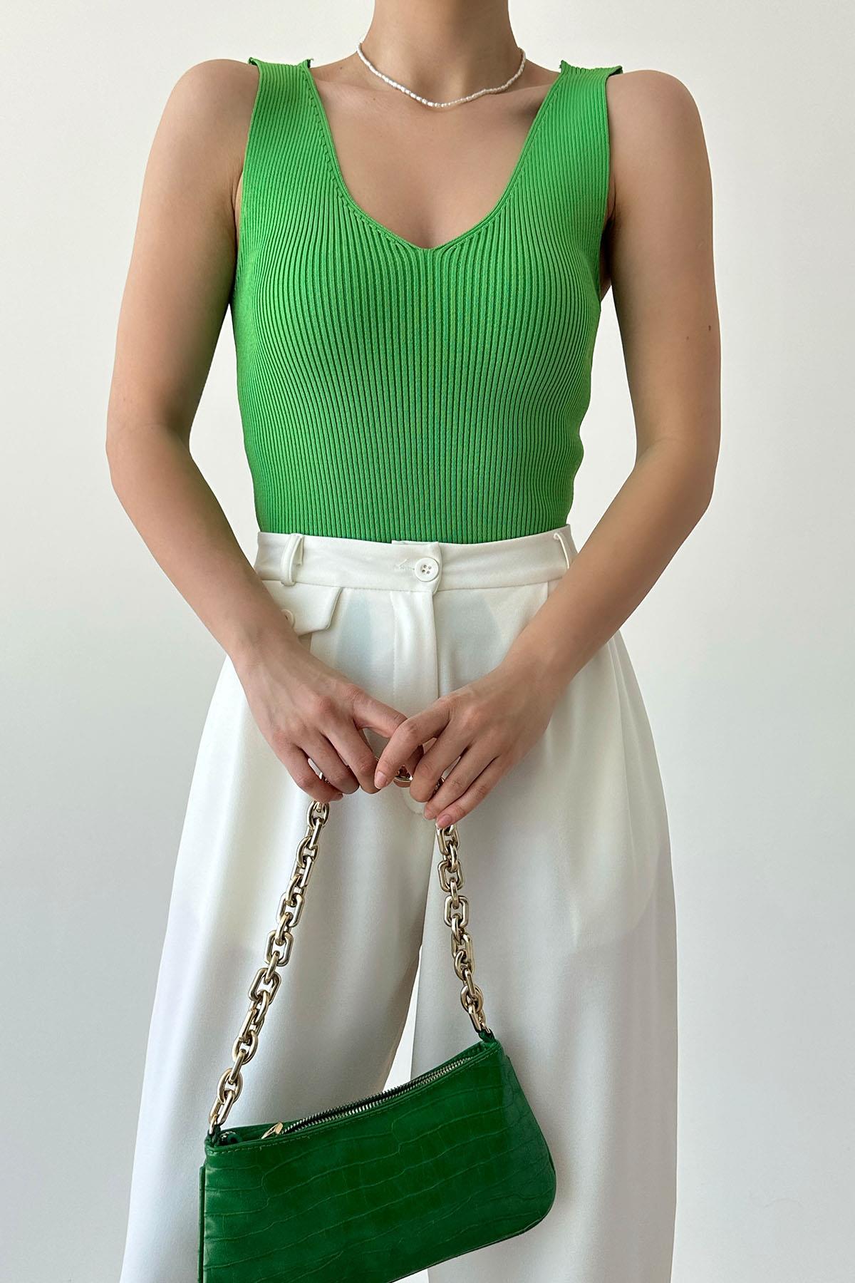 A wholesale clothing model wears V Neck Knitwear Singlet - Pistachio Green, Turkish wholesale Undershirt of Qustyle