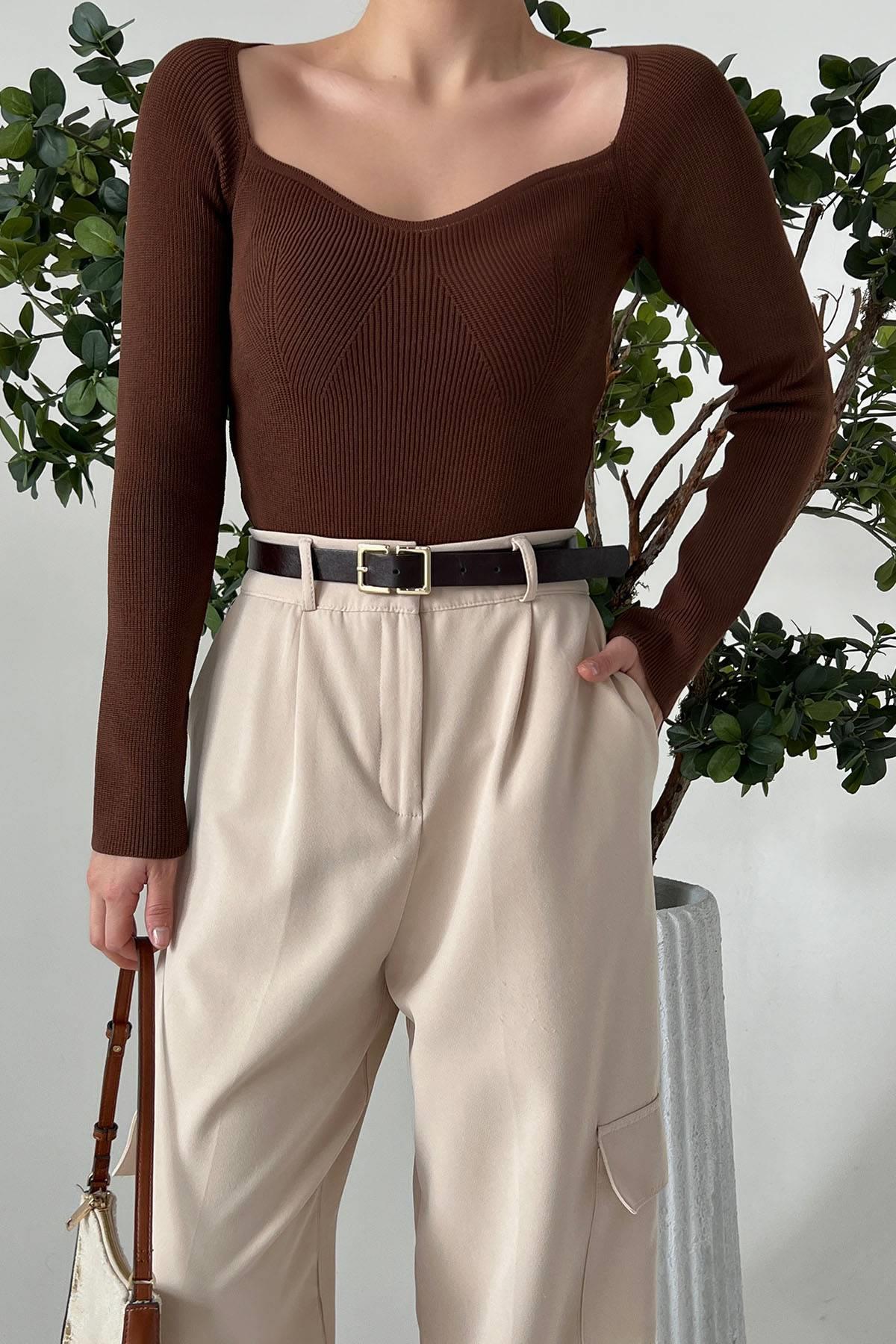 A model wears QUS11601 - Chest Collar Body - Bitter Brown, wholesale Blouse of Qustyle to display at Lonca