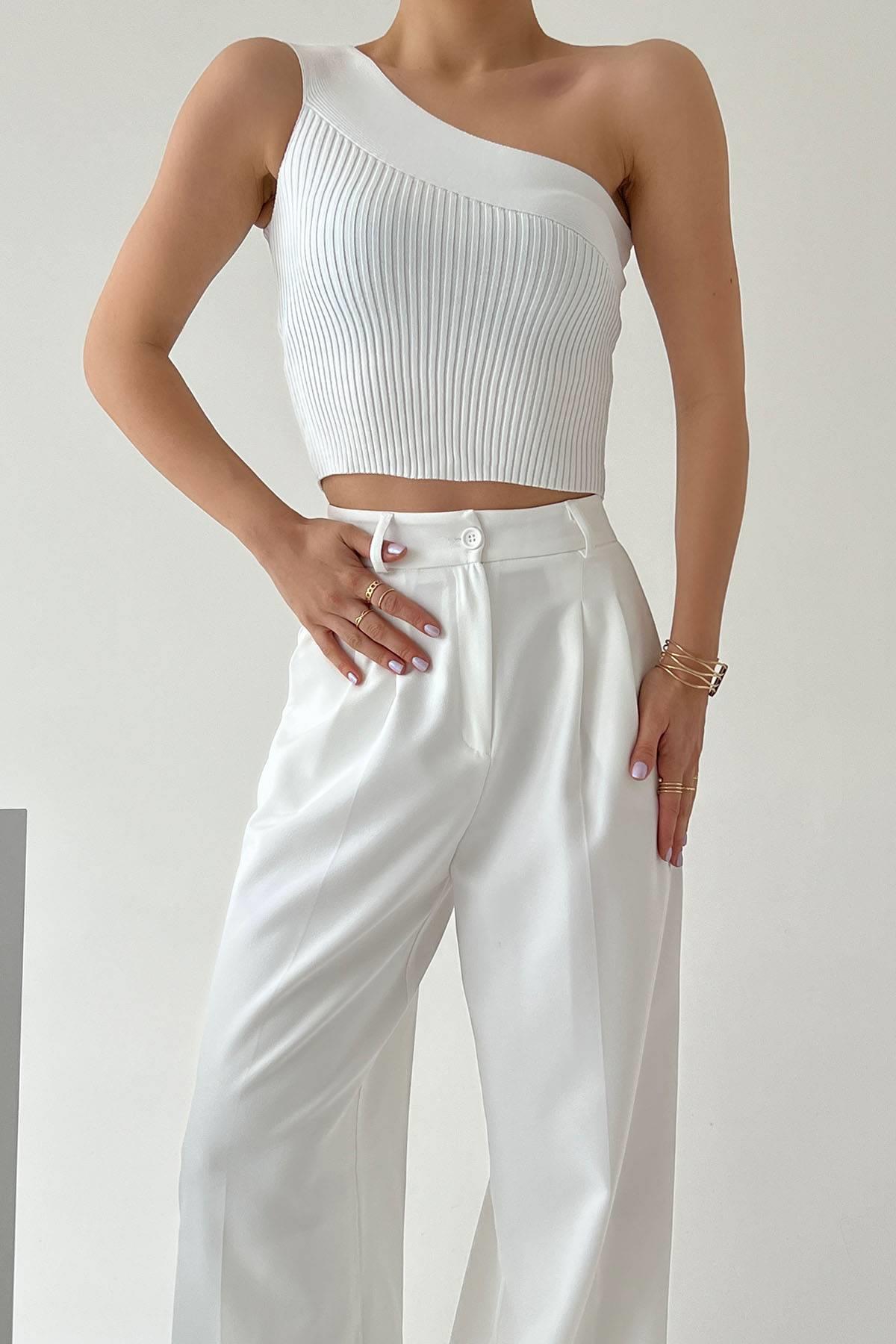 A wholesale clothing model wears One Shoulder Corduroy Body - White, Turkish wholesale Undershirt of Qustyle