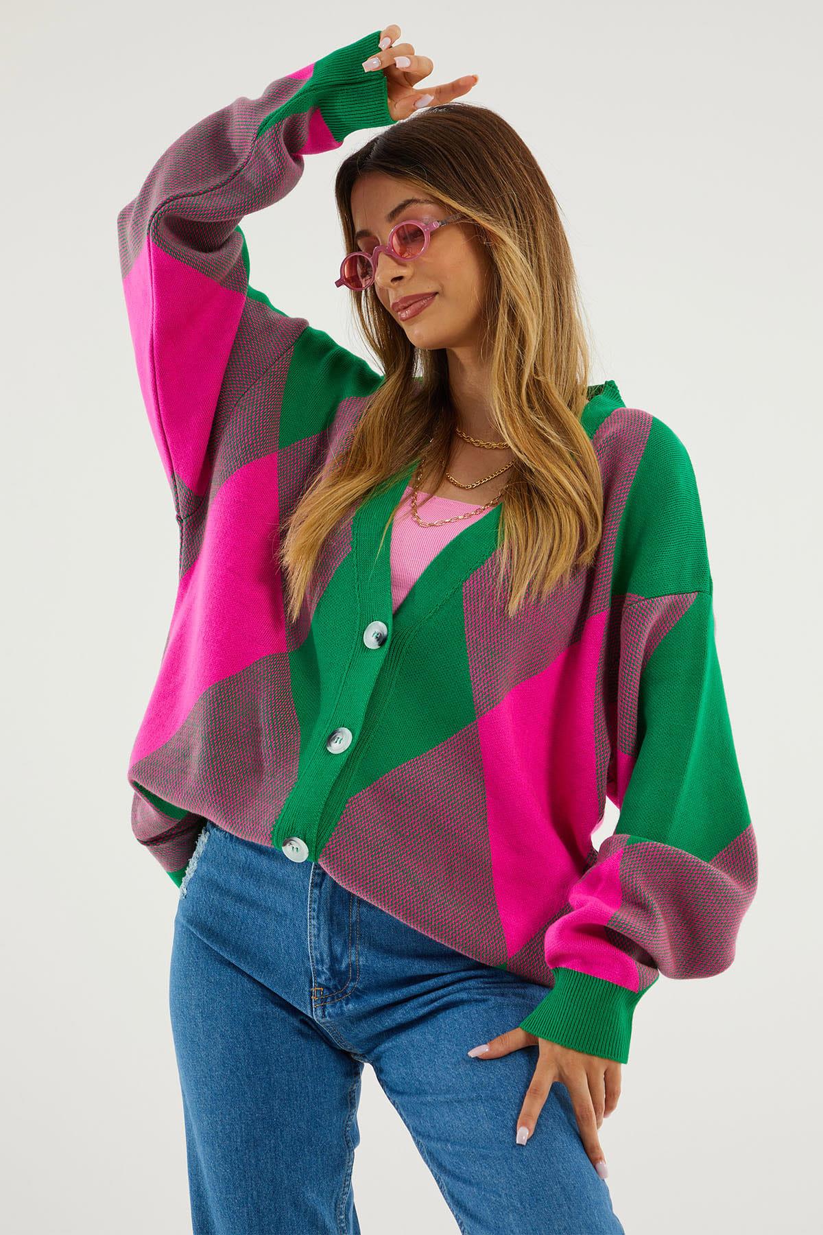 A wholesale clothing model wears Diamond Pattern Knitwear Cardigan - Benetton-Fuchsia, Turkish wholesale Cardigan of Qustyle