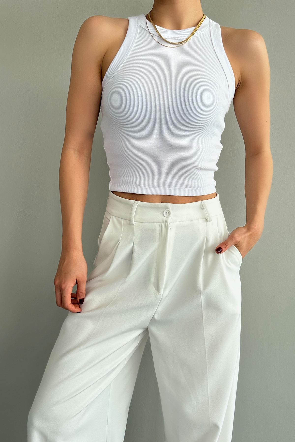 A wholesale clothing model wears Camisole Singlet - White, Turkish wholesale Undershirt of Qustyle