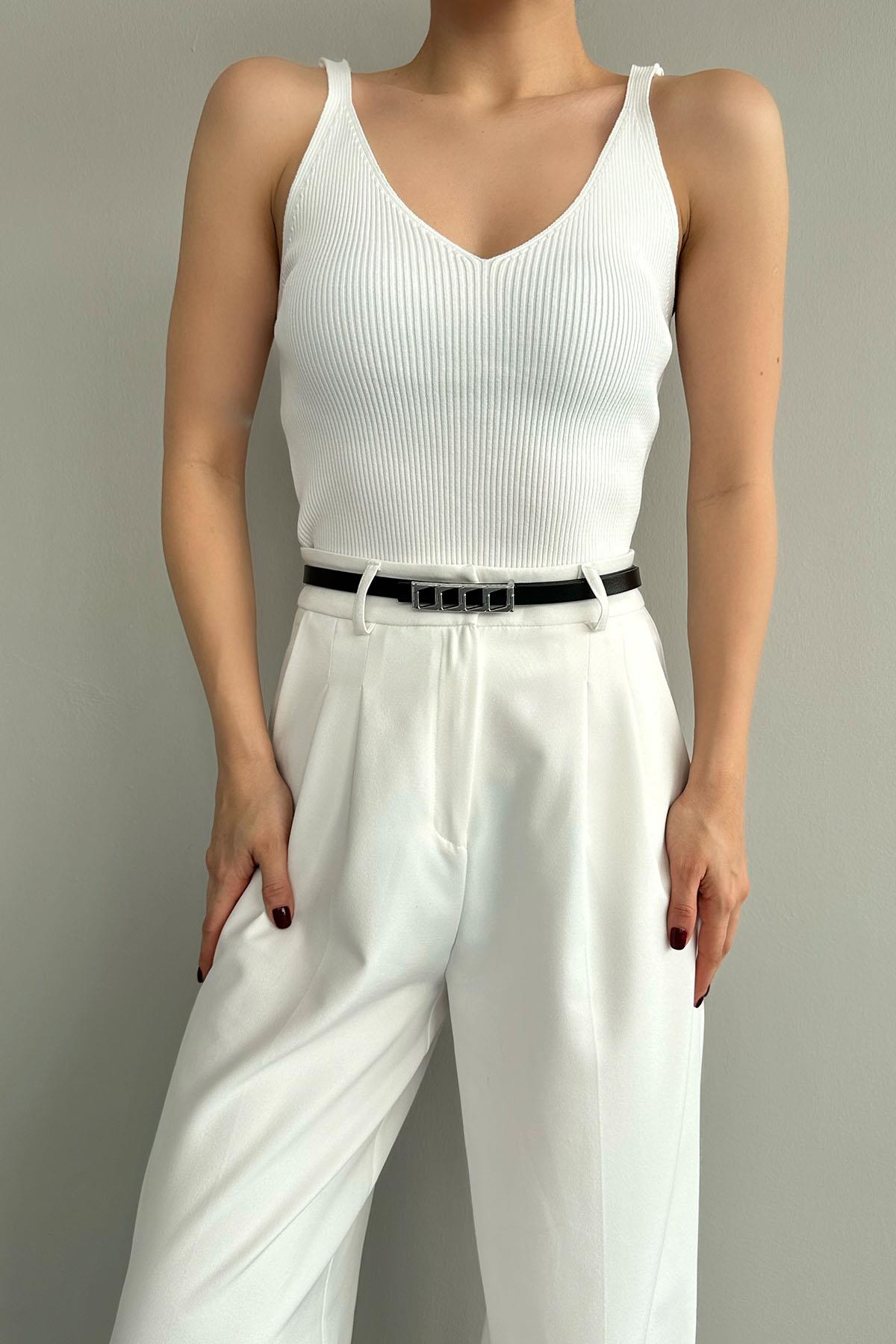 A wholesale clothing model wears Strap Knitwear Singlet - Bone, Turkish wholesale Undershirt of Qustyle