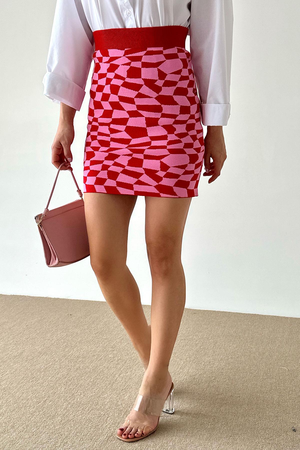A wholesale clothing model wears Pike Jagar Skirt - Red & Pink, Turkish wholesale Skirt of Qustyle