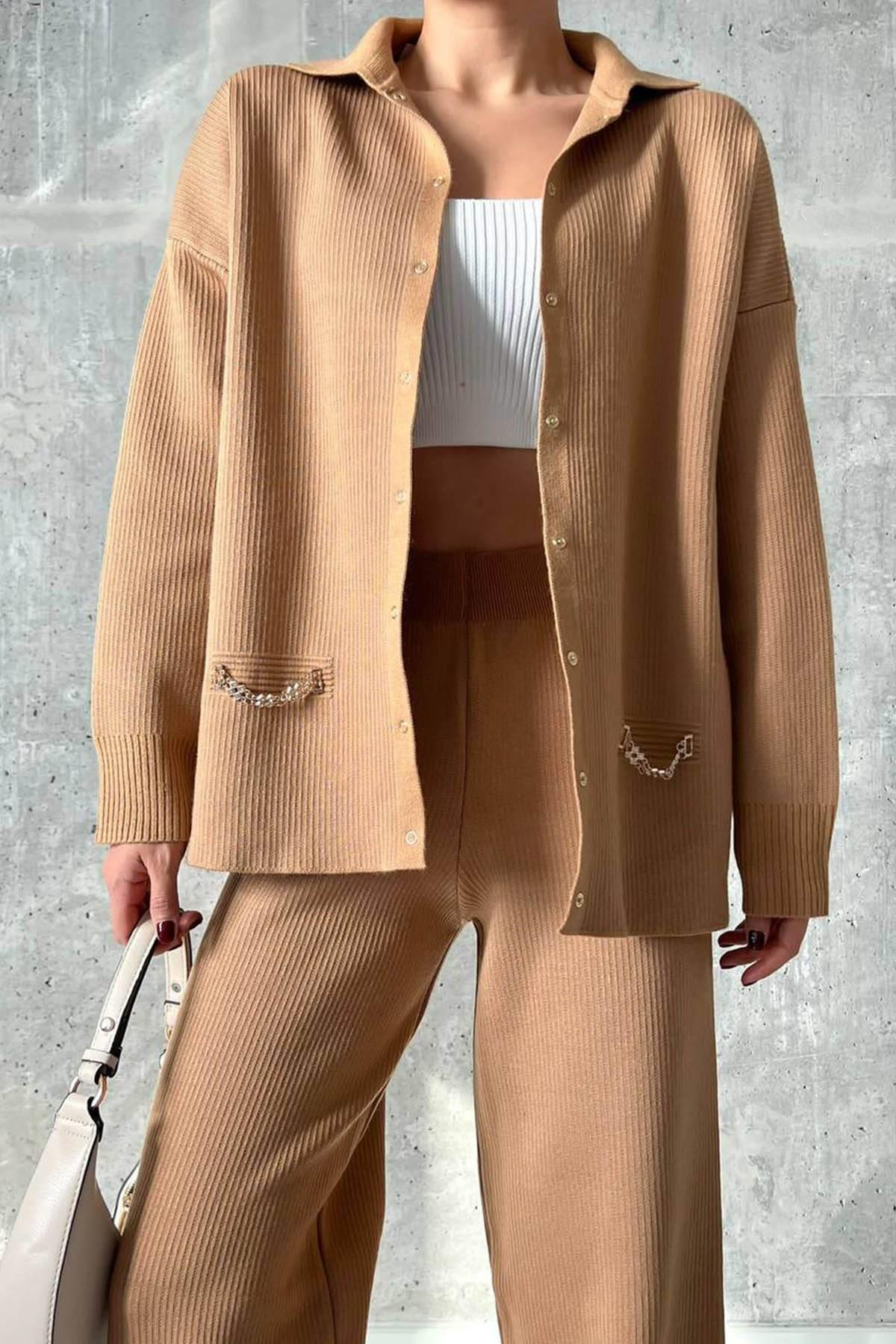 A wholesale clothing model wears Milan Cardigan Low-cut Suit - Caramel, Turkish wholesale Suit of Qustyle