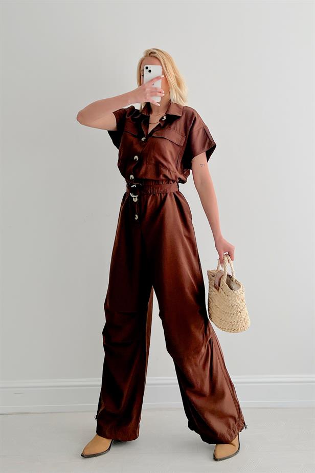 A wholesale clothing model wears Short Sleeve Cargo Jumpsuit Brown - Brown, Turkish wholesale Jumpsuit of Reyon