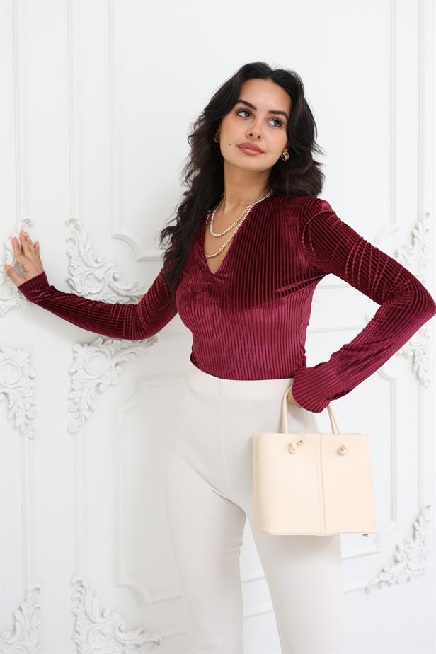 A wholesale clothing model wears Snap Velvet Bodysuit - Claret Red, Turkish wholesale Bodysuit of Reyon
