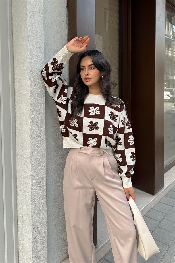 A wholesale clothing model wears Knitwear Sweater - Beige & Brown, Turkish wholesale Sweater of Reyon