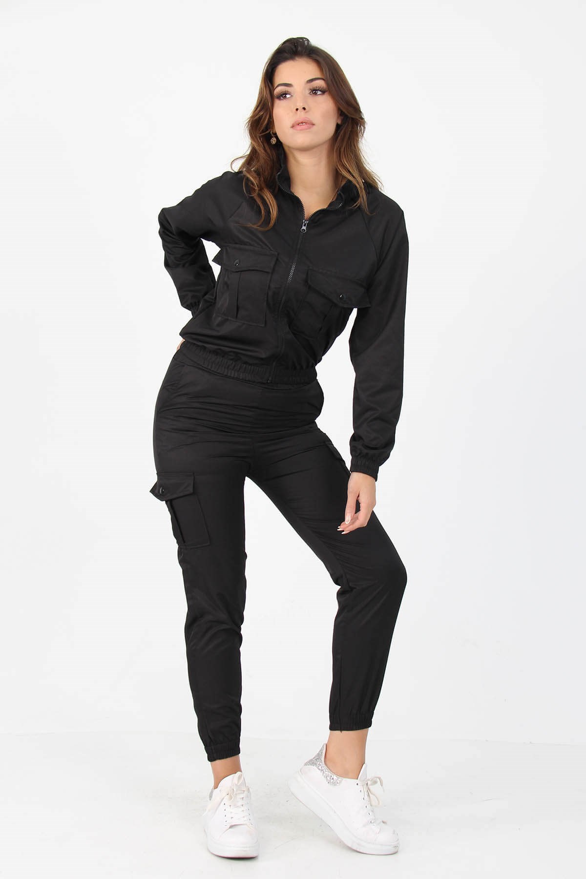 A model wears 34997 - Tracksuit - Black, wholesale Tracksuit of Mode Roy to display at Lonca