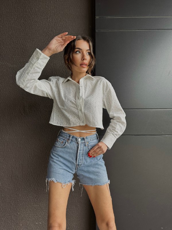 A model wears SBE10176 - Shirt - White, wholesale Shirt of Sobe to display at Lonca