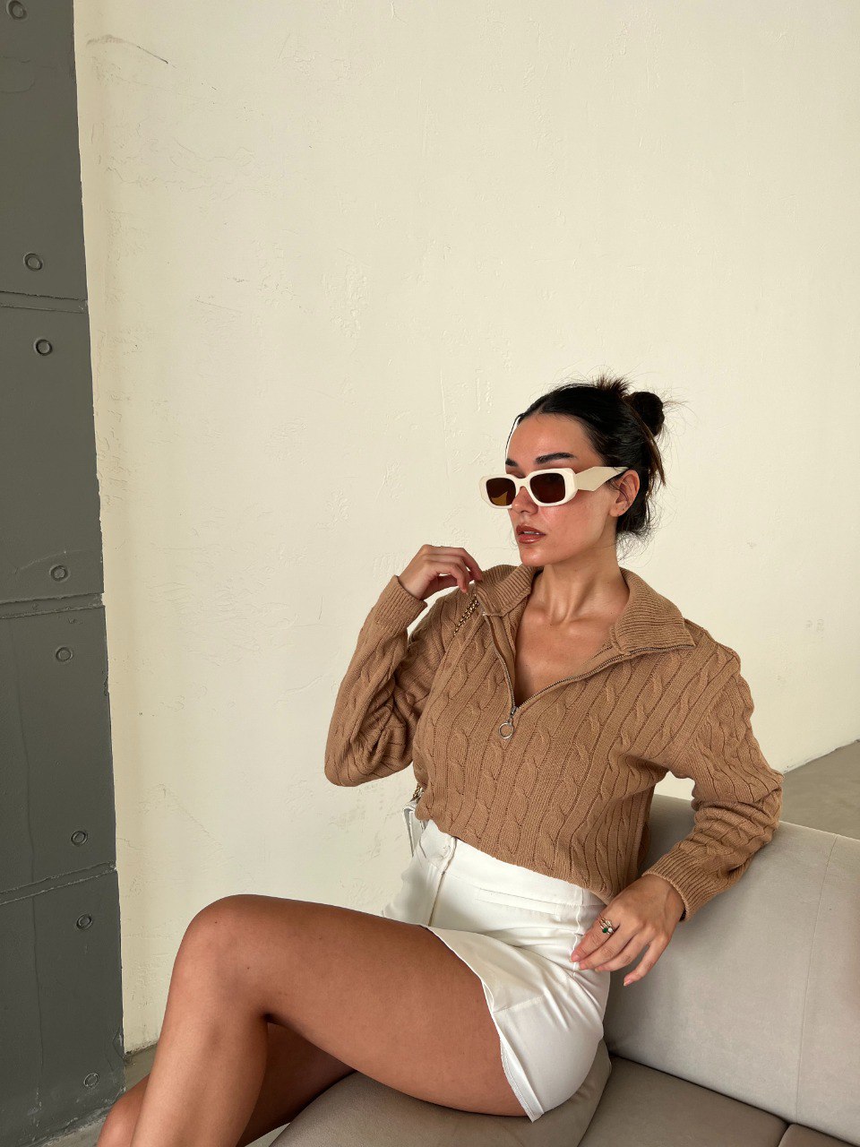 A wholesale clothing model wears sbe10995-sweater-biscuit-color, Turkish wholesale Sweater of Sobe