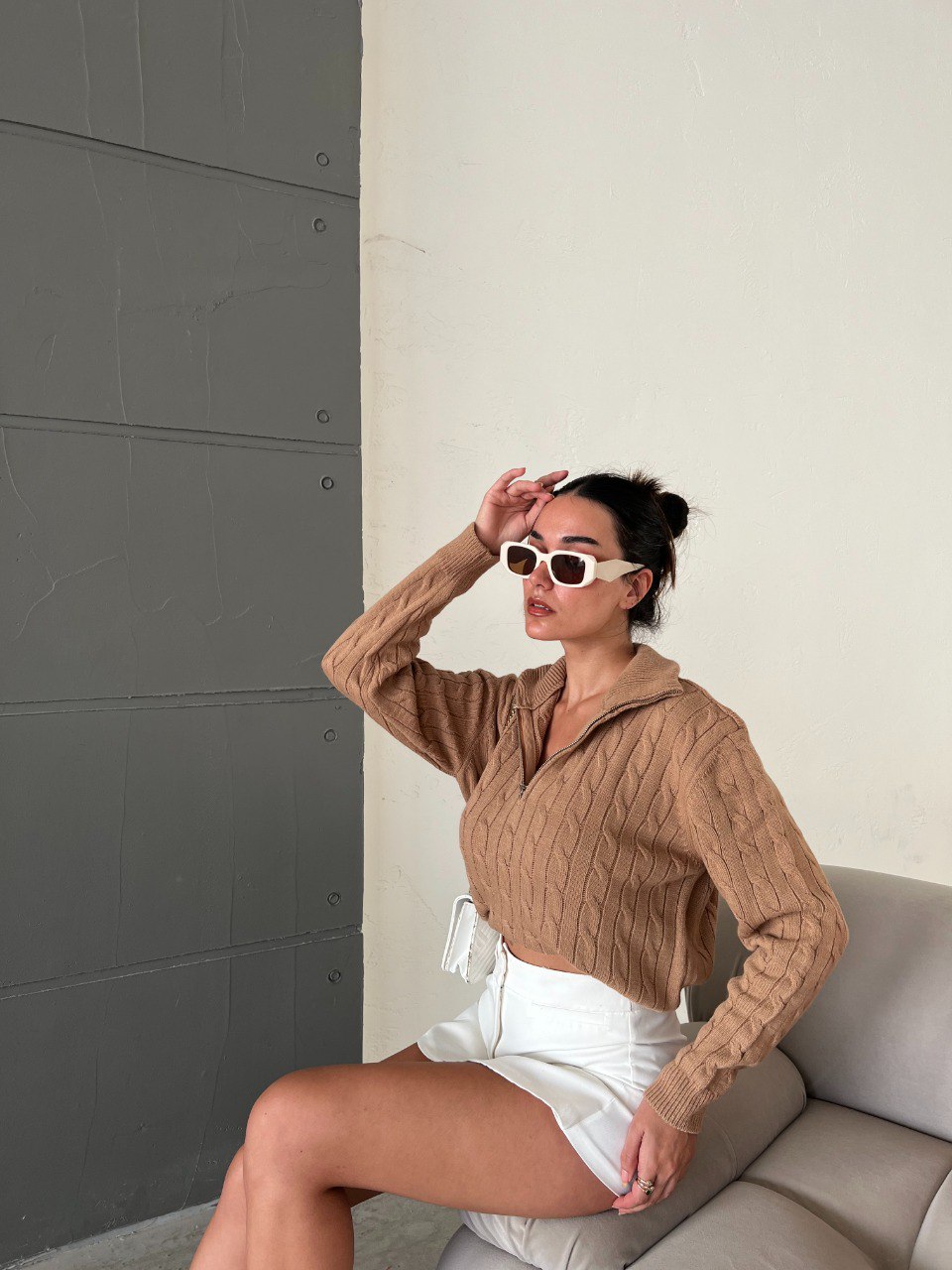A wholesale clothing model wears sbe10995-sweater-biscuit-color, Turkish wholesale Sweater of Sobe