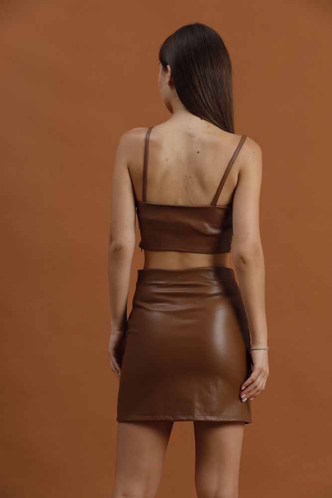 A wholesale clothing model wears top10089-tan-faux-leather-mini-skirt, Turkish wholesale Skirt of Topshow