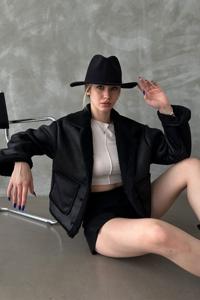 A wholesale clothing model wears Black Black F 1553 Nubuck Collar Fur Coat, Turkish wholesale Jacket of Topshow
