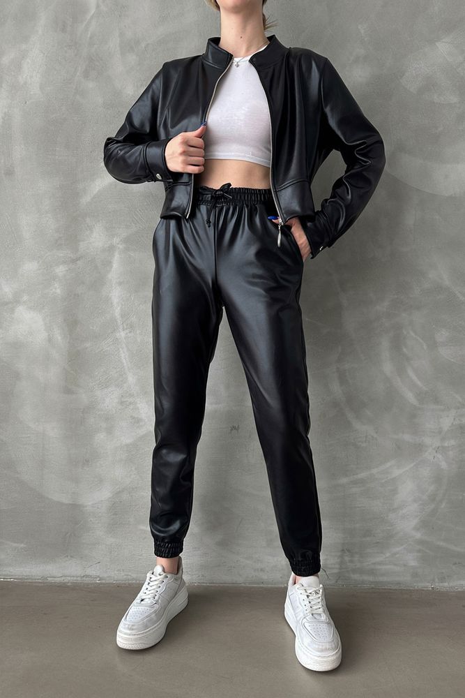 A wholesale clothing model wears top10523-black-shiny-leather-trousers, Turkish wholesale Pants of Topshow