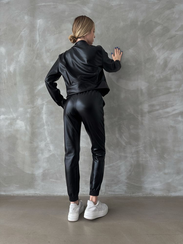 A wholesale clothing model wears top10523-black-shiny-leather-trousers, Turkish wholesale Pants of Topshow