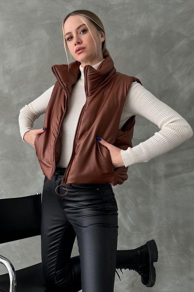 A wholesale clothing model wears Taba F 1557 Quilted Vest, Turkish wholesale Jacket of Topshow