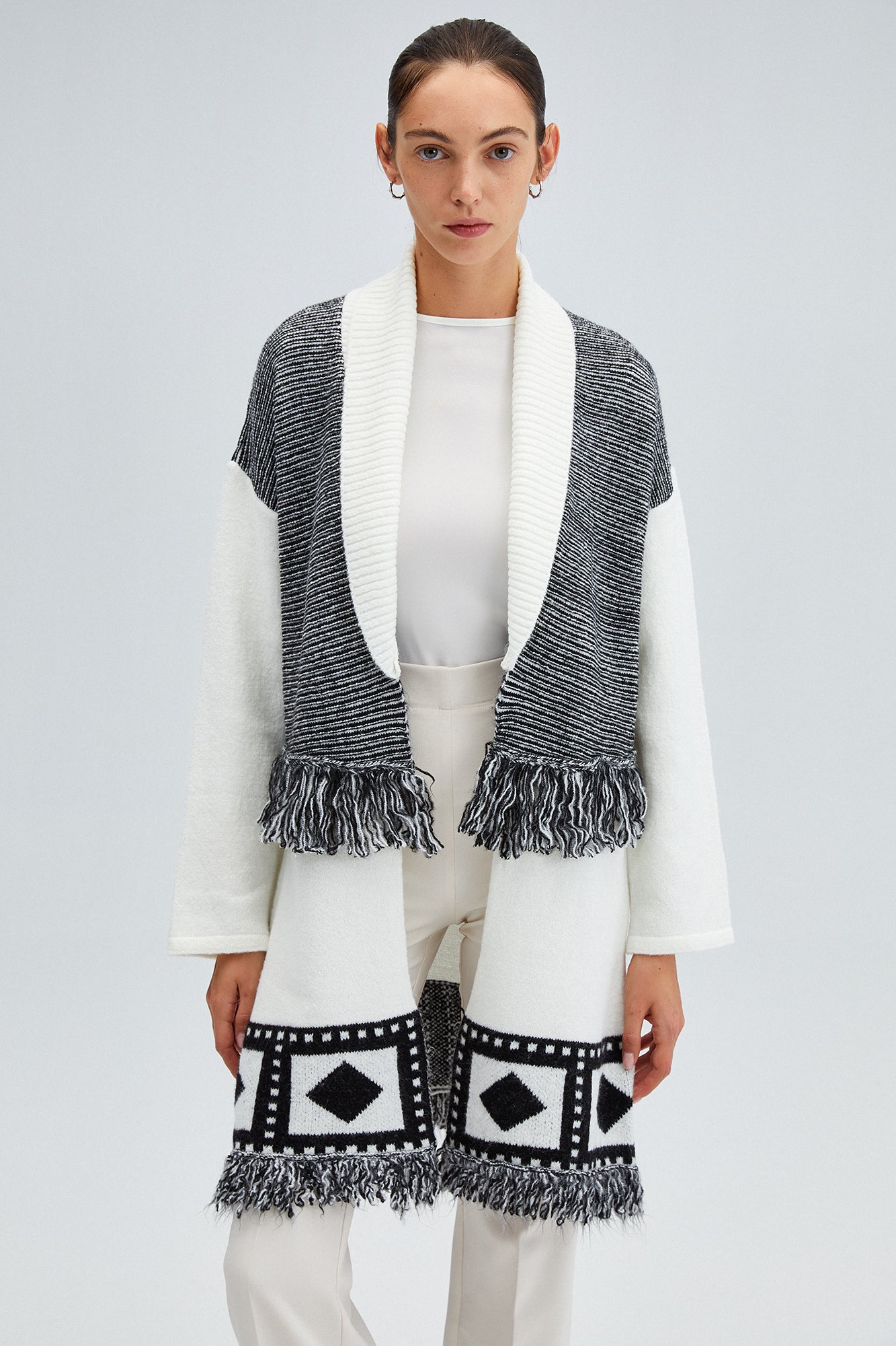 A wholesale clothing model wears Fringe Detailed Long Knit Cardigan - Ecru, Turkish wholesale Cardigan of Touche Prive