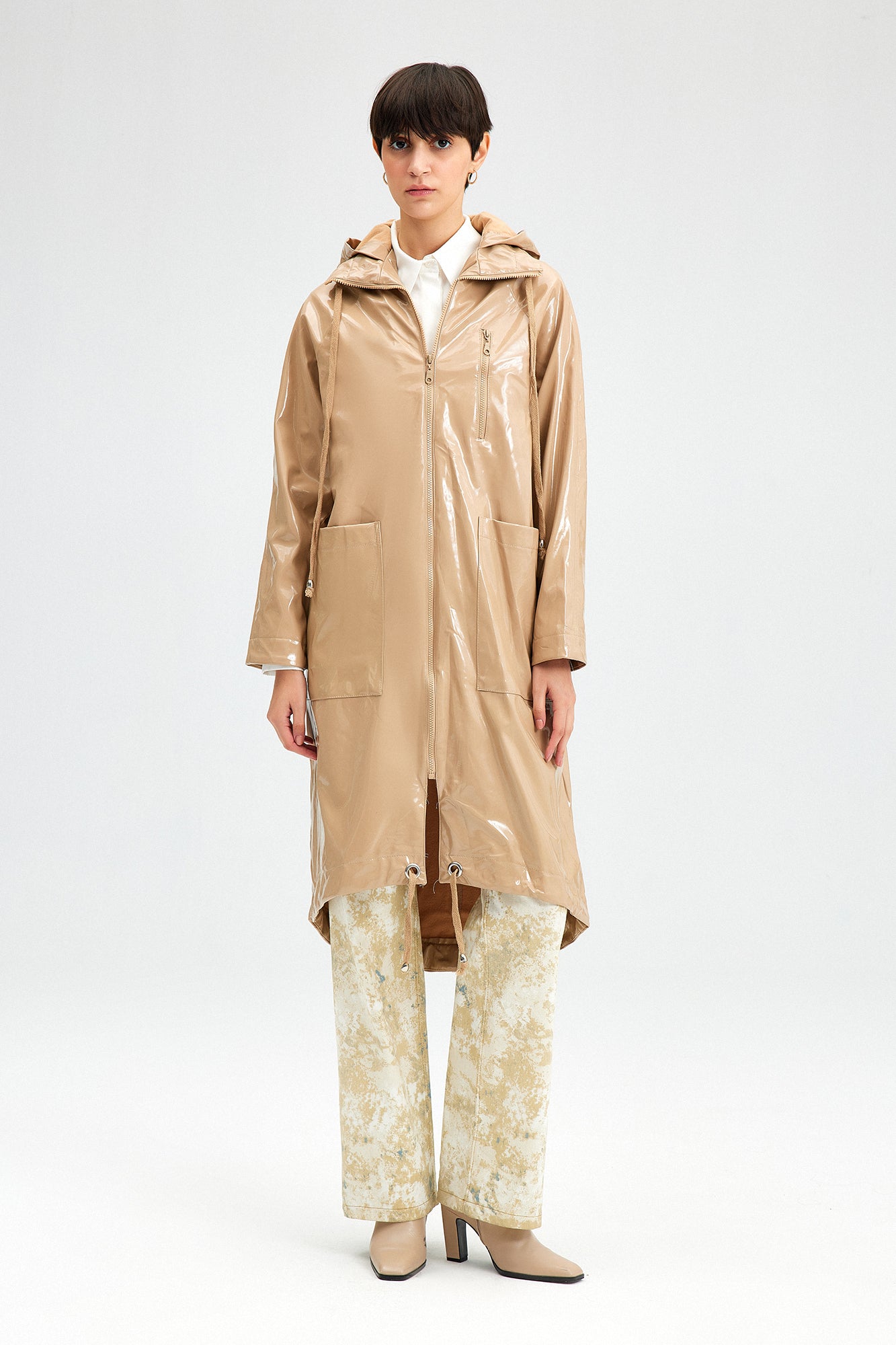 A wholesale clothing model wears Patent Leather Raincoat With Hoodie - Cream, Turkish wholesale Raincoat of Touche Prive