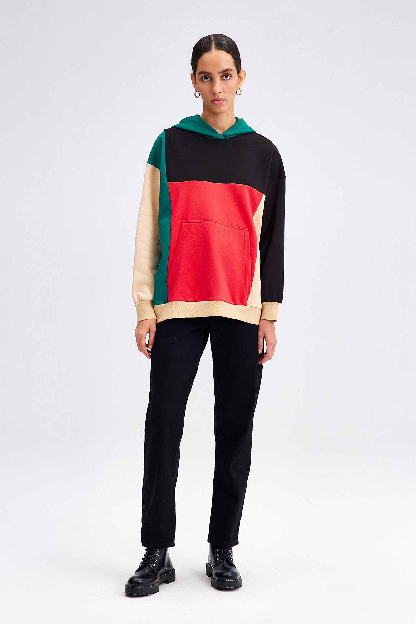 A wholesale clothing model wears tou12094-color-block-hoodle-sweatshirt-mix-color, Turkish wholesale Sweatshirt of Touche Prive