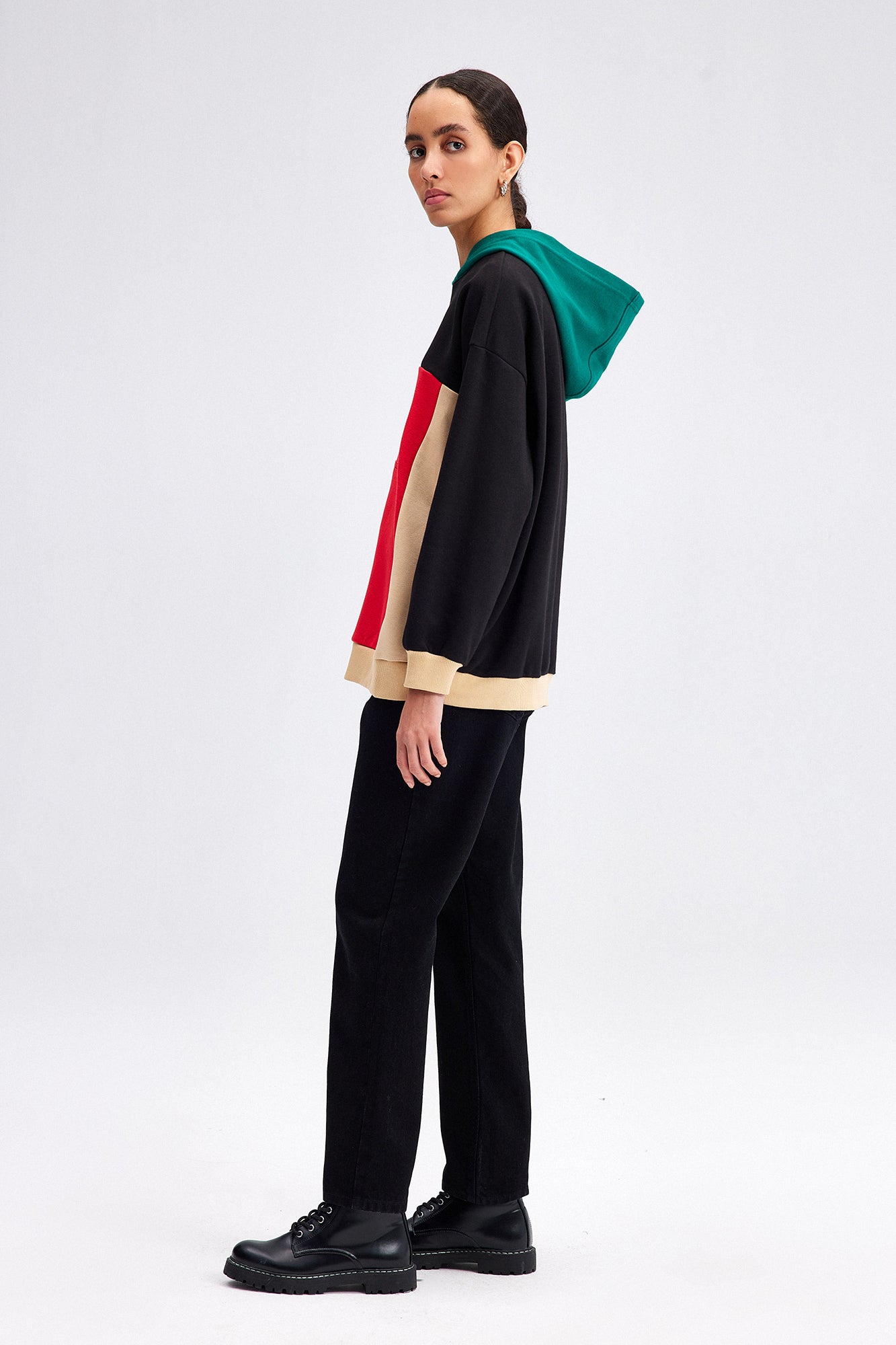 A wholesale clothing model wears tou12094-color-block-hoodle-sweatshirt-mix-color, Turkish wholesale Sweatshirt of Touche Prive