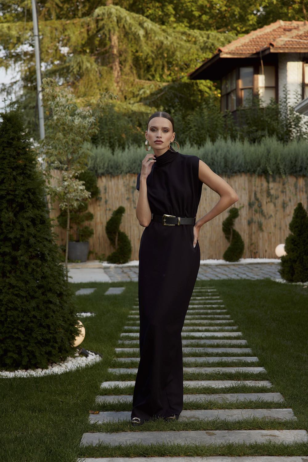 A wholesale clothing model wears tbu11952-high-collar-backless-long-dress-black, Turkish wholesale Dress of Tuba Butik